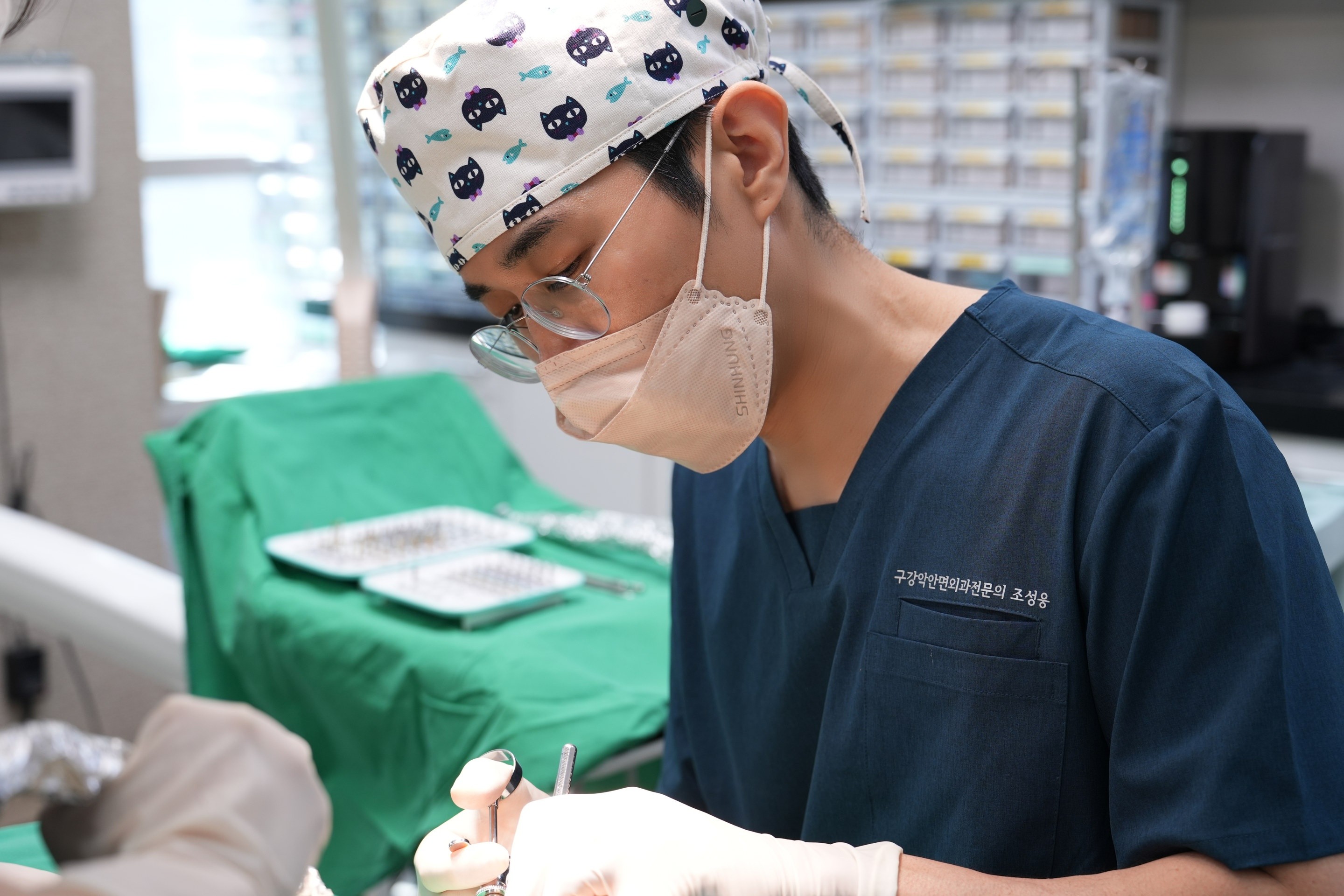 진료 중인 조성웅 원장